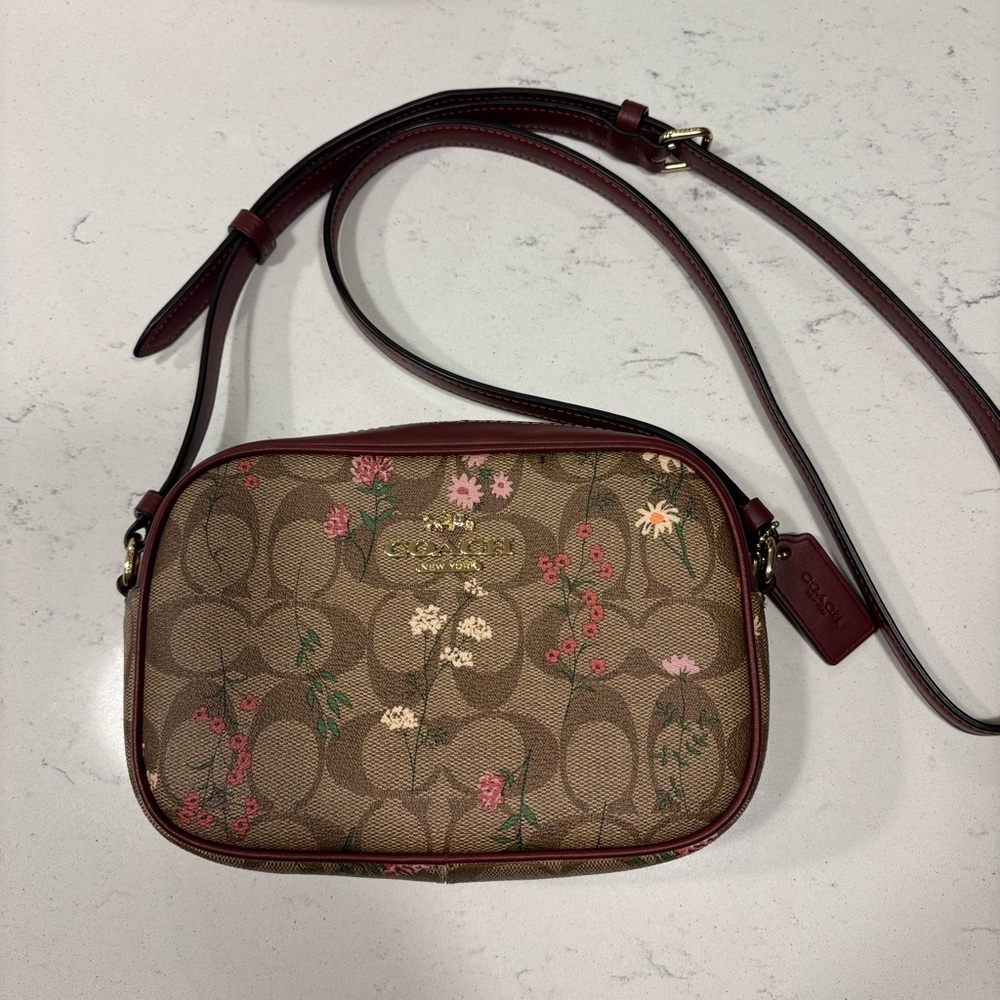 Coach Jamie Camera Bag In Signature
Canvas W. Wildflower Print - Picture 2 of 5